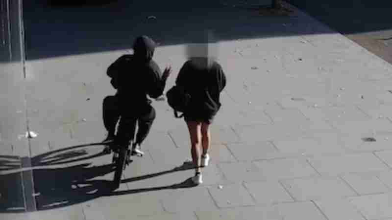 A mobile phone being snatched in London., tags: über - Metropolitan Police