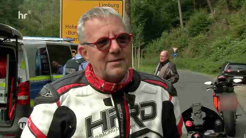 Die Polizei kontrolliert Motorradfahrer. Besonders im Fokus: Raserei, Lärmbelästigung und illegale Umbauten, die nicht nur Strafen nach sich ziehen, sondern auch ernste Unfälle verursachen können.

Mehr aktuelle Inhalte des Hessischen Rundfunks findet ihr hier:
https://1.ard.de/hr_in_der_ARD_Mediathek?p=yt
▬▬▬▬▬▬▬▬▬▬▬▬▬▬▬
📰Aktuelle Informationen zu Ereignissen in Hessen findet ihr hier:
https://1.ard.de/hessenschau_de?p=yt
▬▬▬▬▬▬▬▬▬▬▬▬▬▬▬
📰Aktuelle Informationen zu Ereignissen in Deutschland findet ihr hier:
https://1.ard.de/tagesschau_de?p=yt
▬▬▬▬▬▬▬▬▬▬▬▬▬▬▬
📲Ihr wollt nichts verpassen? Folgt unseren Social Media Kanälen: 
hessenschau auf Instagram: https://1.ard.de/hessenschau_Instagram?yt=d
hrfernsehen auf Instagram: https://1.ard.de/hessischer_rundfunk_instagram?yt=d
hessenschau auf Facebook: https://1.ard.de/hessenschau_facebook?yt=d 
hrfernsehen auf Facebook: https://1.ard.de/hessischerrundfunk_facebook?yt=d

#motorrad #kontrolle #polizei, tags: vorfall gefahren bei - Youtube
